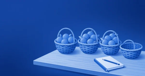Cuatro canastos de naranjas en una mesa: tres llenos y uno casi vacío, junto a una libreta y un lápiz.